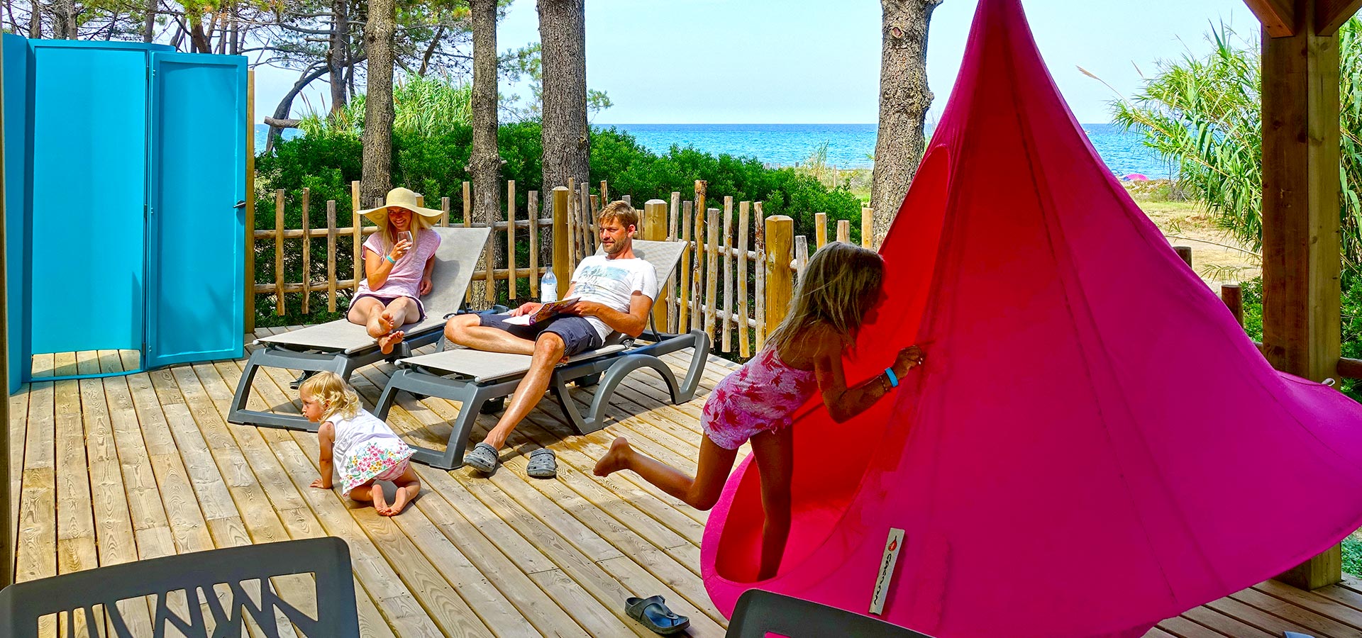 Camping san damiano bungalow luxe Capraia vue mer grande terrasse famille transat cacoon douche exterieure